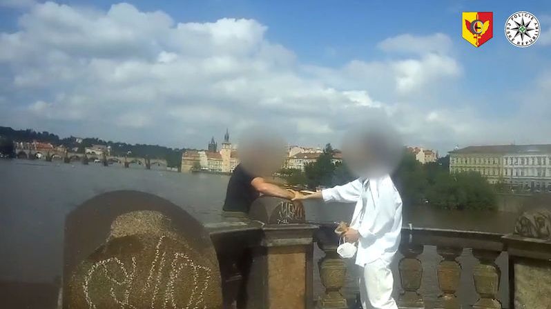 Muž v Praze chtěl skočit z mostu, dívka v bílém ho držela za ruku do zásahu policie